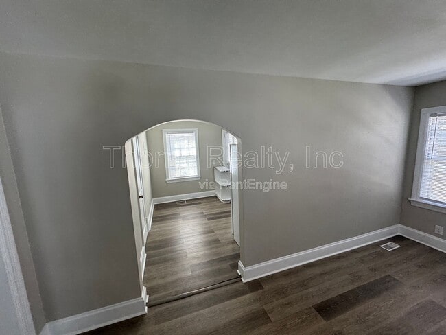 Building Photo - 913 Paul St