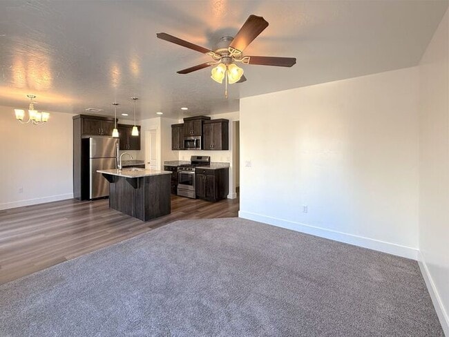 Building Photo - 4 bed, 2.5 bath home w/2 car garage
