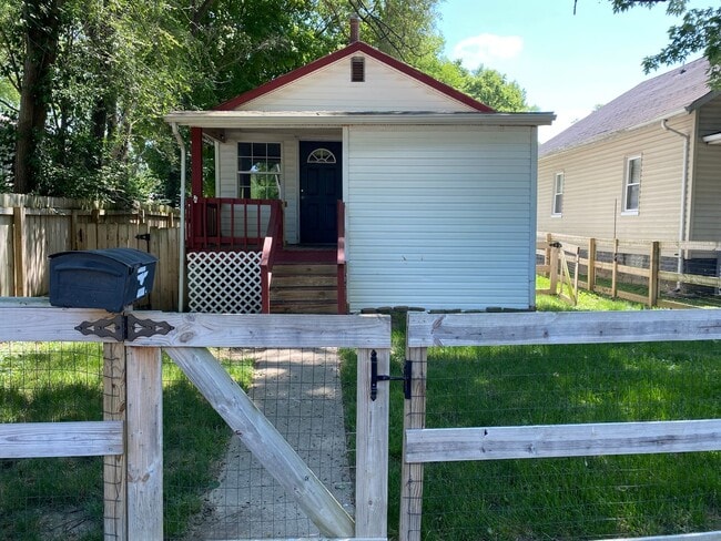 Primary Photo - CLEVES - Adorable fresh tiny home w fenced...