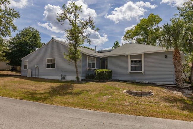 Building Photo - 2bedroom 2 bath townhouse with 2 car garage