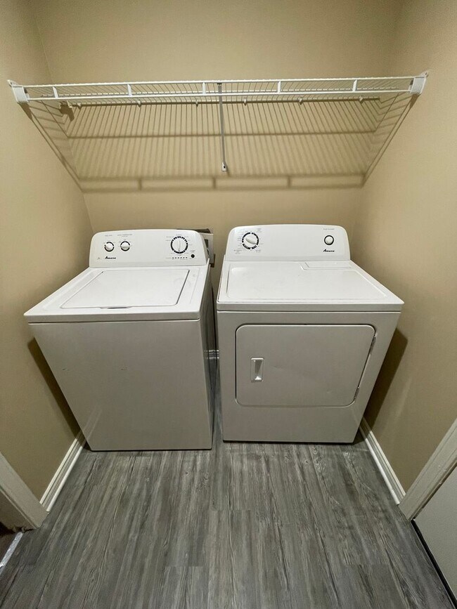 Building Photo - Single family home, with fenced in backyard!