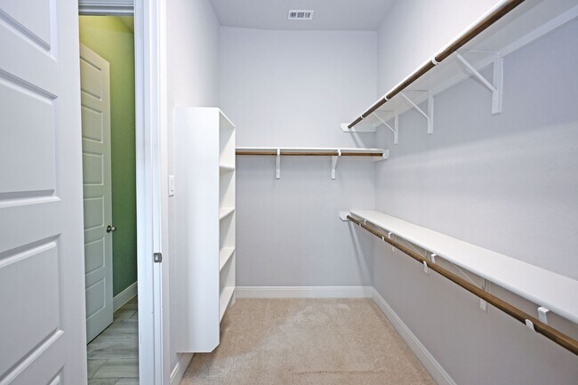 Building Photo - 1434 Oaklawn Dr