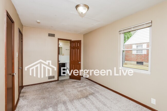 Building Photo - 4616 Redwood Dr