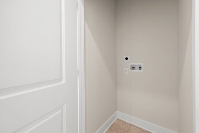 Building Photo - Beautiful new 4-bedroom, 3.5 bath property...