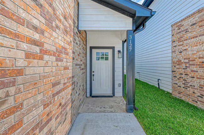 Building Photo - 3127 Bolt St