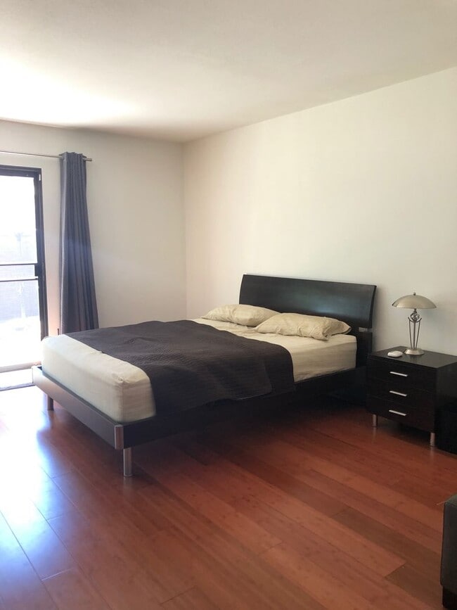 Building Photo - Furnished Short Term Rental!! 2 bedroom 2 bath, WiFi and Garbage included!
