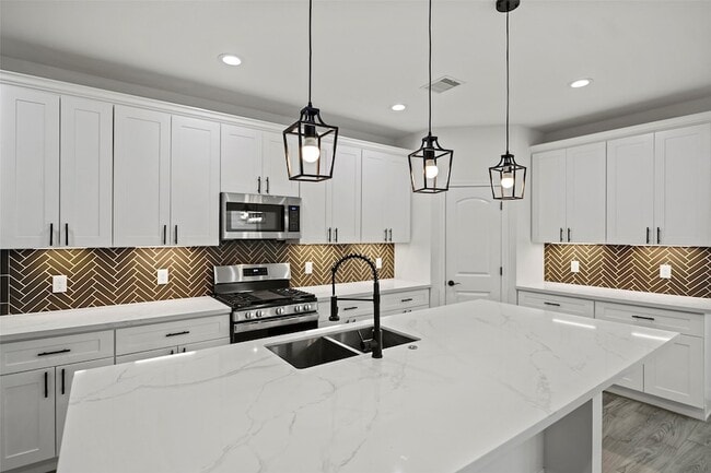 Building Photo - 1071 St Clair St