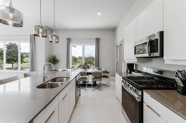 Building Photo - 7760 Sandy Ridge Dr