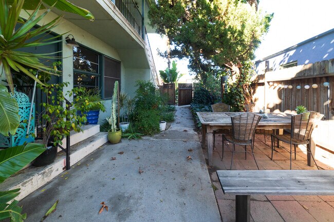 Building Photo - 11638 Riverside Dr