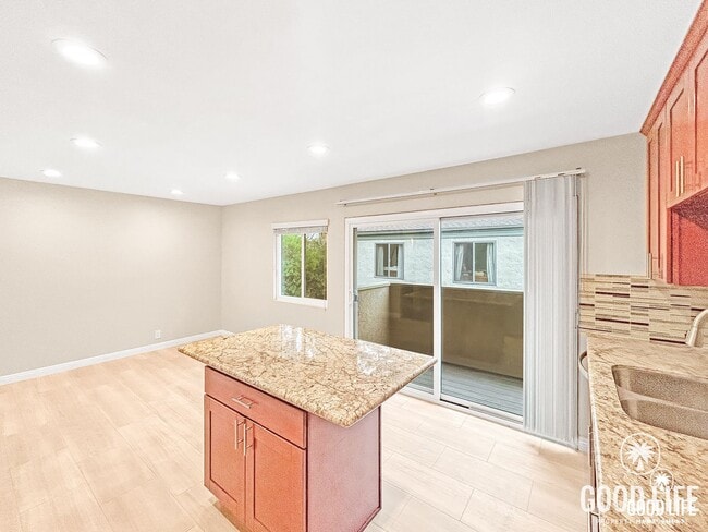 Building Photo - Beautiful 3B/2.5BA W/ Attached 2 Car Garage, A/C, & W/D in La Jolla!