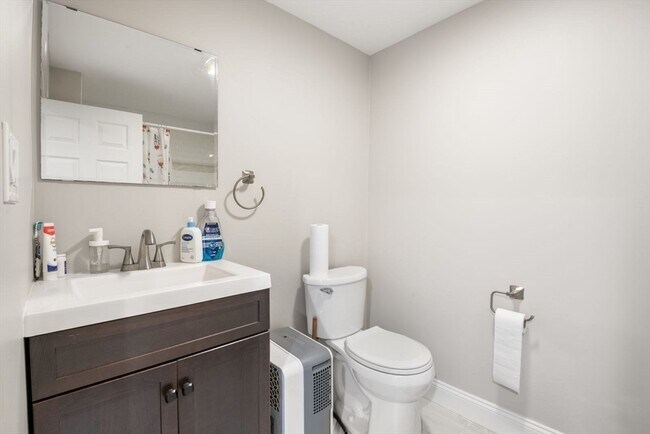 Building Photo - 9 Town House Dr