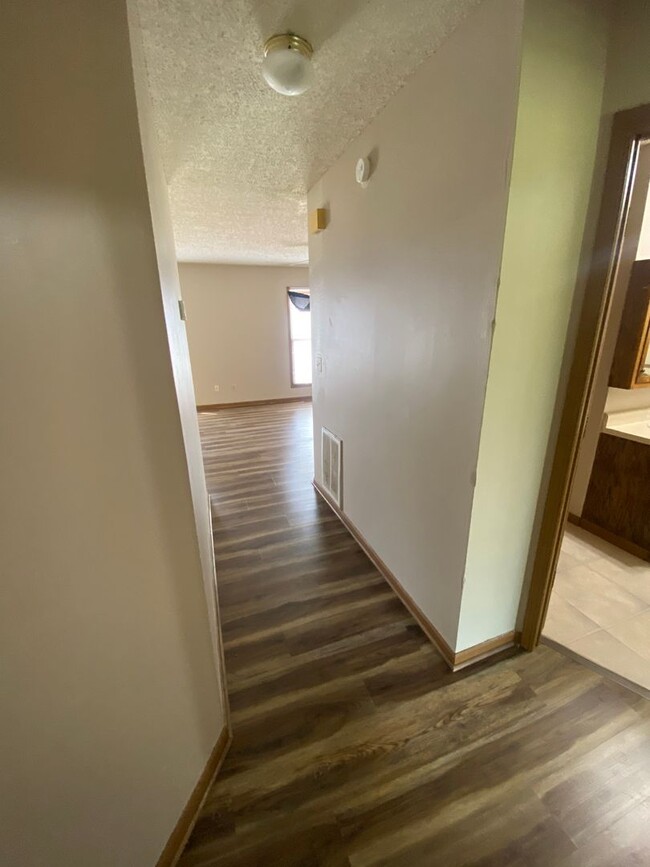 Building Photo - Lower Level 2 Bedroom Apartment for Rent!