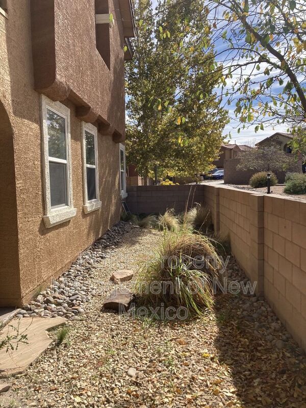 Building Photo - 601 Menaul Blvd NE