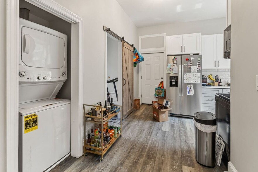 Building Photo - 1345 N Maplewood Ave