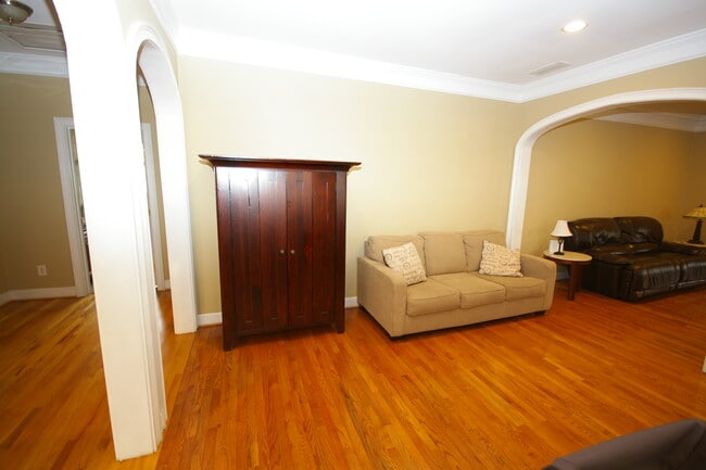 Building Photo - 865 Virginia Cir NE