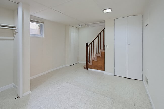 Building Photo - Blocks to Crystal City Metro and just minutes to Washington, D.C. via the 14th Street Bridge