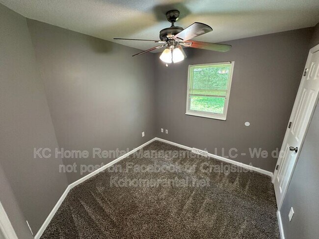 Building Photo - 424 NE Lakeview Dr