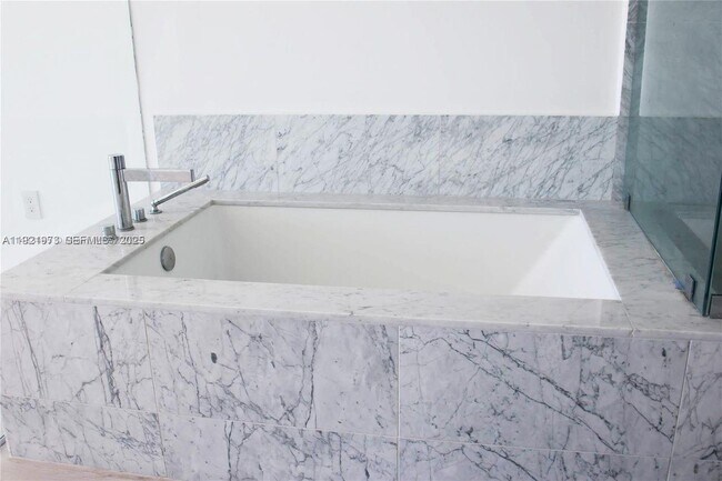 Building Photo - 480 NE 31st St