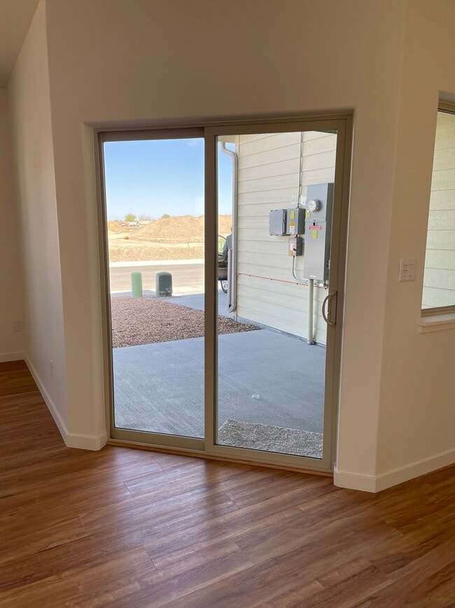 Building Photo - 3 Bedroom/2 1/2 bath, 2 car garage availab...