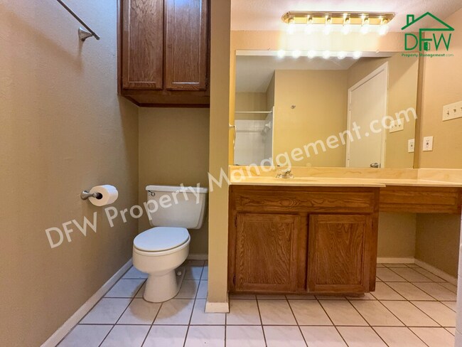 Building Photo - Charming 3-Bedroom Home with Fenced Backyard & Fireplace in Arlington!