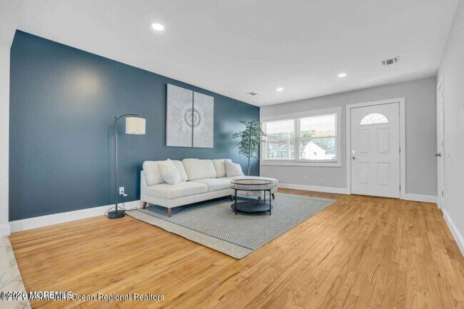 Building Photo - 1143-1145-1145 Roe Ave