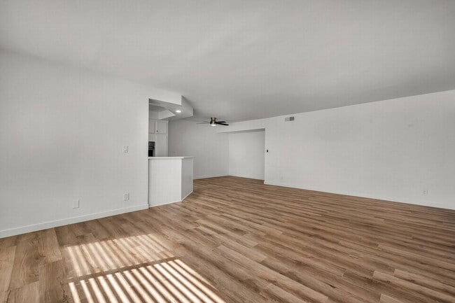 Building Photo - Stunning HUGE Top-floor 2+2