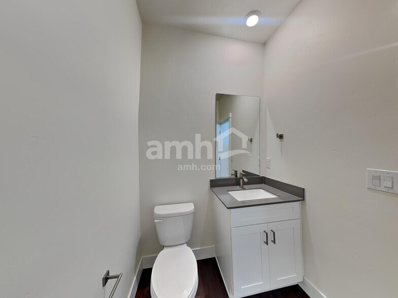 Building Photo - 1372 E Ludlow Dr