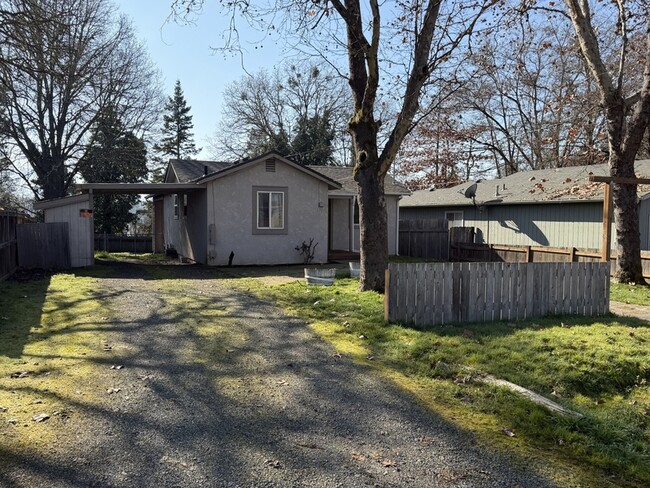 Building Photo - 1221 SW I St