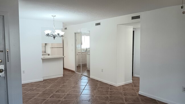 Building Photo - 2724 Hidden Lake Blvd