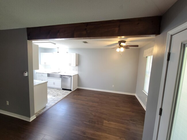 Building Photo - 400 Pristine Water Ln