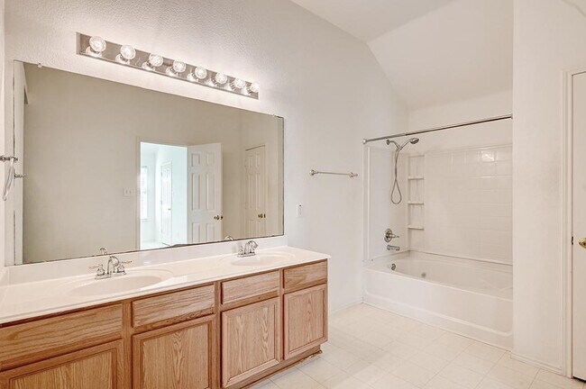 Building Photo - 2710 Logan Dr