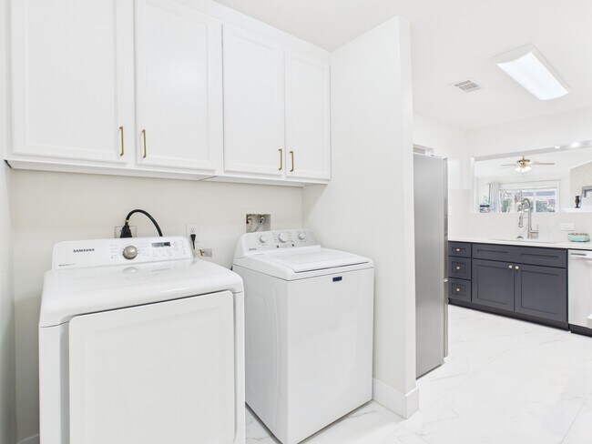 Building Photo - 7836 Bateman Ln