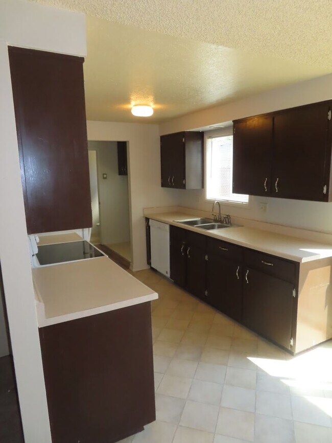 Building Photo - 219S40th - FH