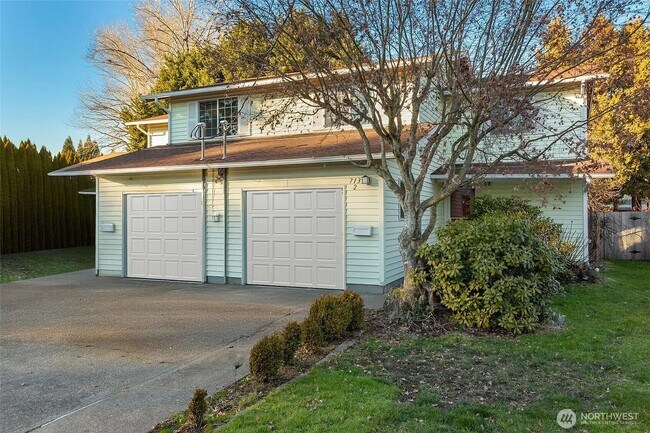Primary Photo - Beautiful Puyallup Duplex with Large Yard ...
