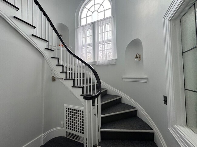 Building Photo - 775 University Ave