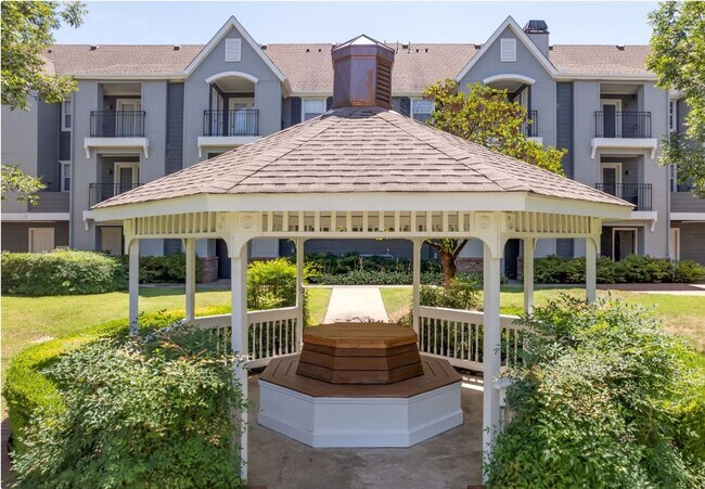 Building Photo - Enjoy the best of both worlds with our affordable luxury 1-bedroom apartments