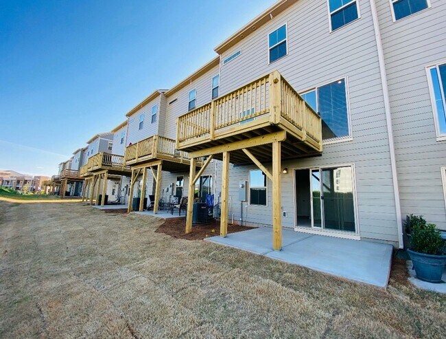 Building Photo - Luxury 3BR Townhome in Langtree- Modern Finishes & Prime Location!