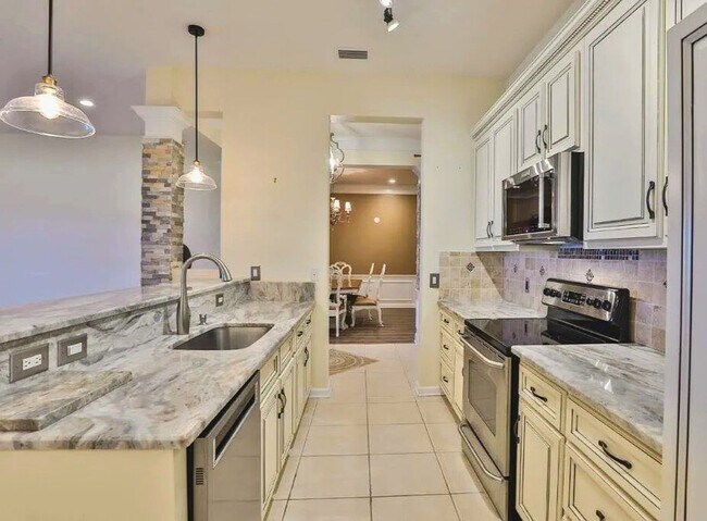 Building Photo - Unfurnished Serene Lakeside Living: Spacio...