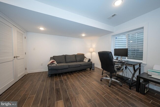 Building Photo - 1326 N Mascher St