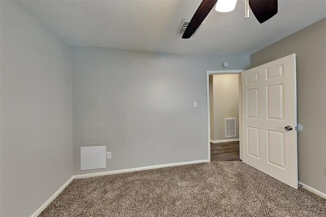Building Photo - 2615 Silver Falls Dr