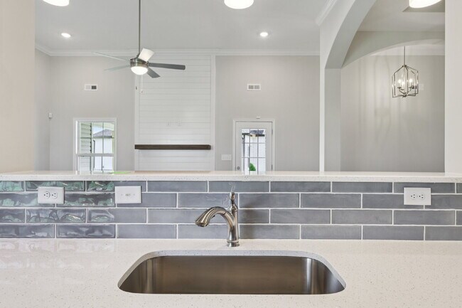 Building Photo - 383 Kingland Ln