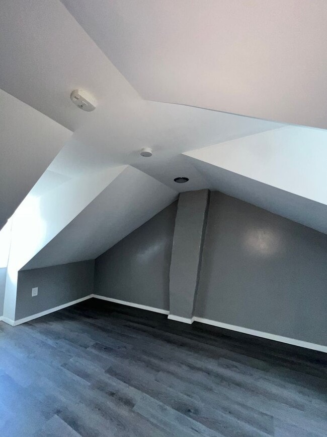 Building Photo - 3 Bedroom, 1 Bath Home Available For Rent