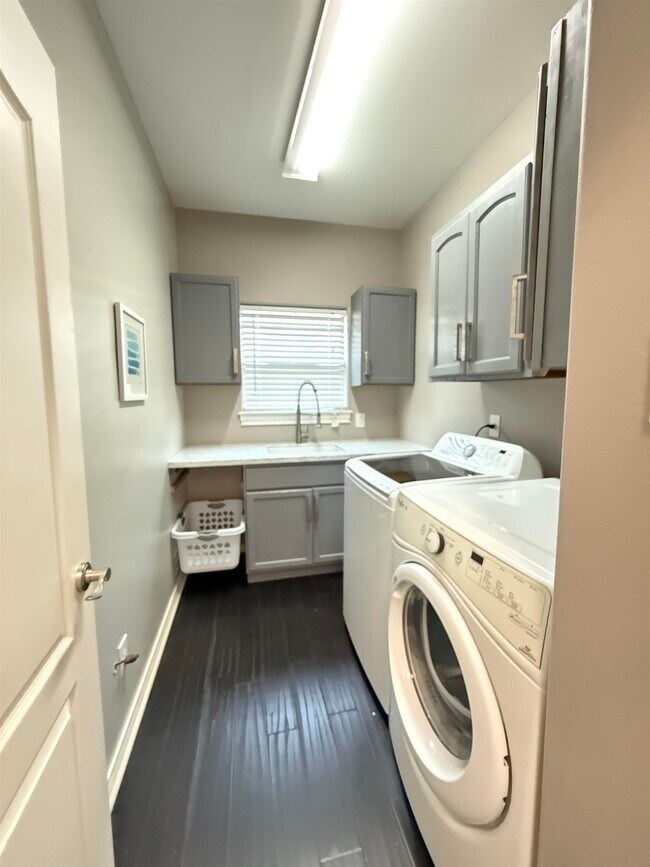 Building Photo - 3811 Sandcliff Dr