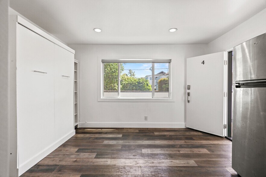 Building Photo - 1321 W 36th Pl
