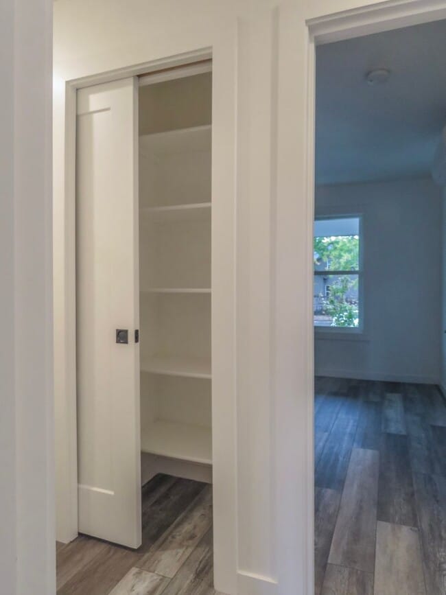 Building Photo - Newberg- 3 bedroom Duplex Available Soon - Schedule tour now !