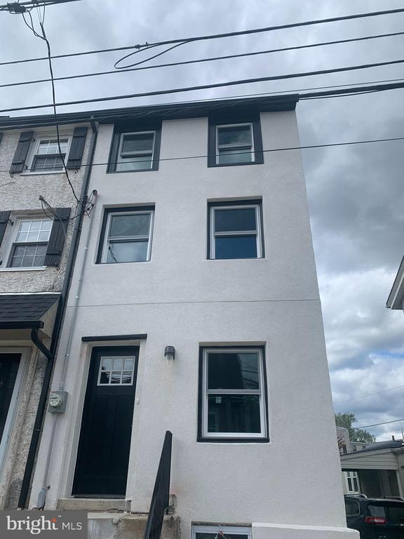 Building Photo - 204 Ford St