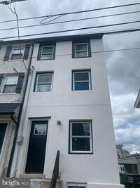 Building Photo - 204 Ford St