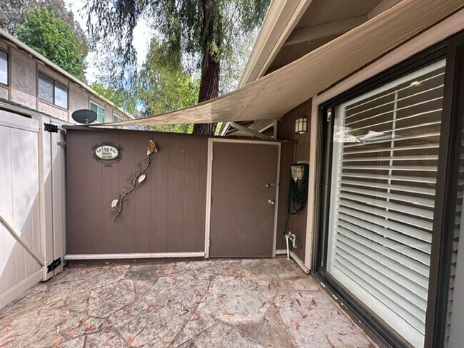 Building Photo - Stunning END-UNIT 3-bedroom condominium located in Agoura Hills
