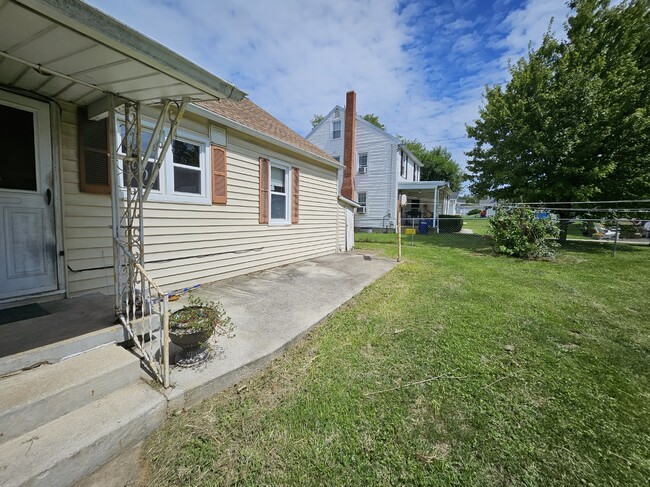 Building Photo - 301 College Ave