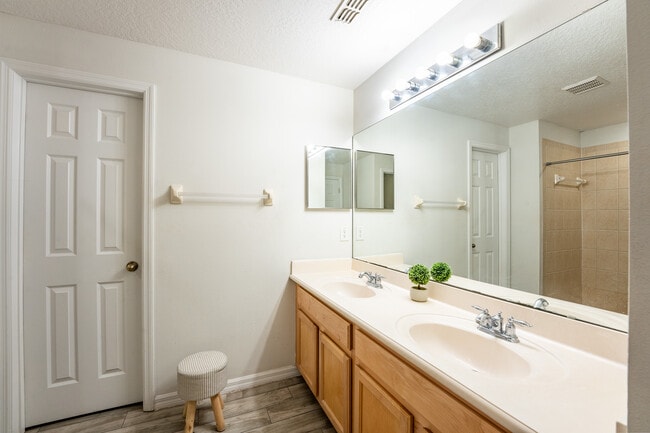 Building Photo - 9859 Tivoli Villa Dr